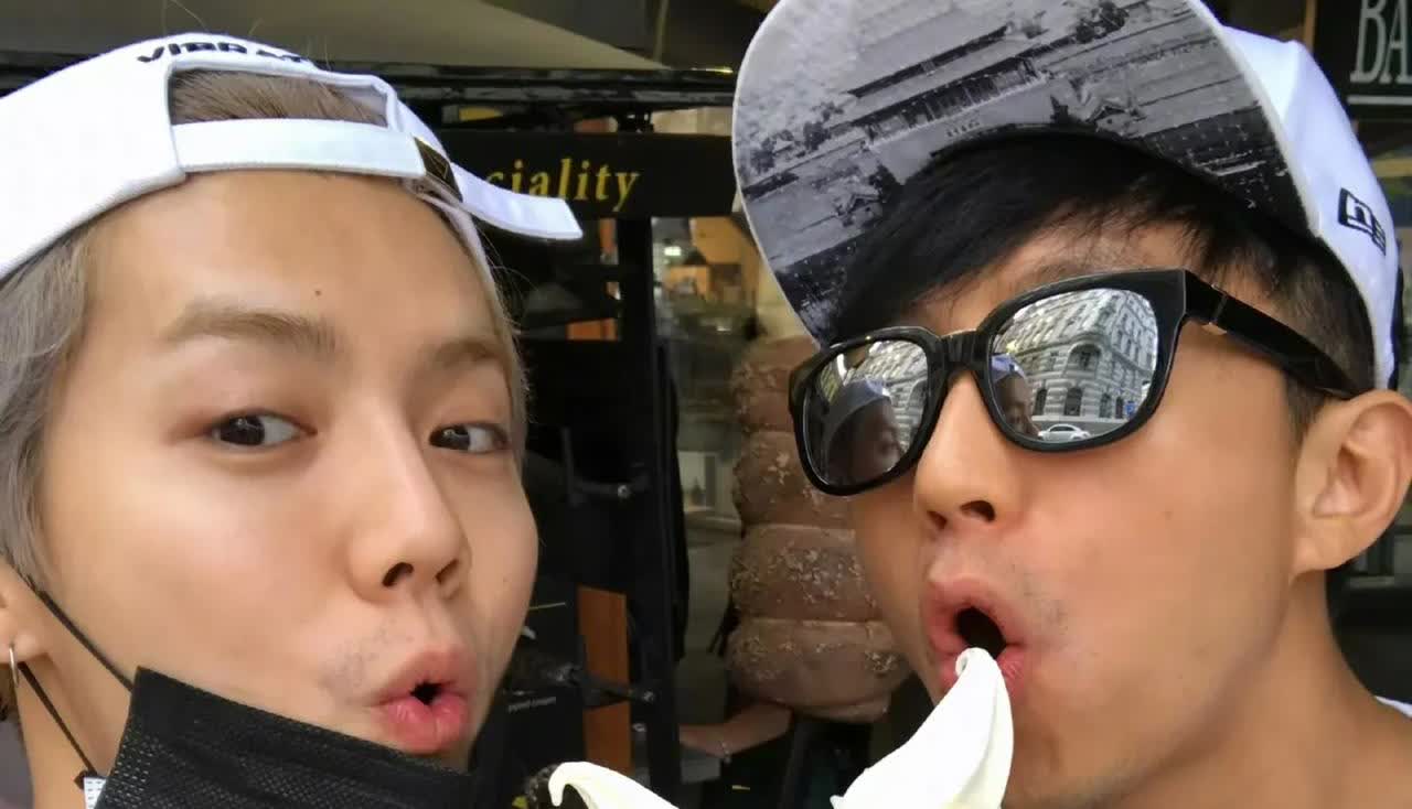 长达十年的友谊，再加上邓超本身就是一个心思细腻的男生，估计邓超很早就知道鹿晗有一