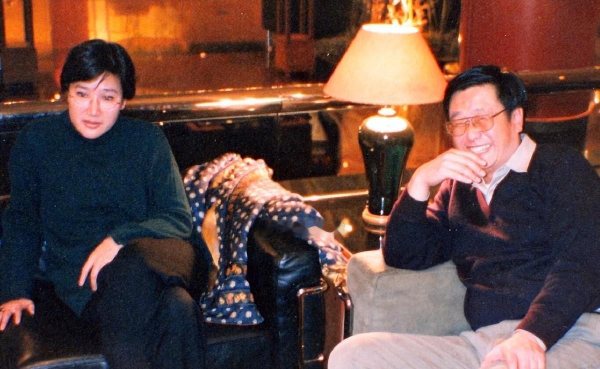 三个月前他还在微博上给一个女人庆生，三个月后人就没了。65岁的唐师曾，8月23号