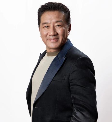 眼看戏已经完成大半，主演却和剧组产生分歧，整个团队被迫面临一个艰难选择。导演二话