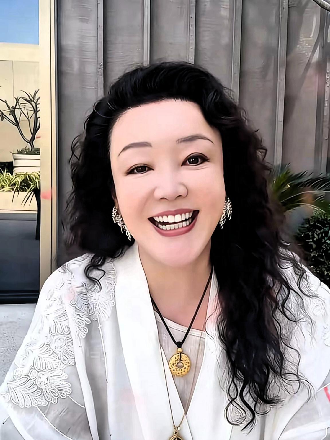 兰姐开了直播，直播说喜事，兰姐的儿媳，小梅生了娃，生个男孩，六斤八两重，生得挺顺