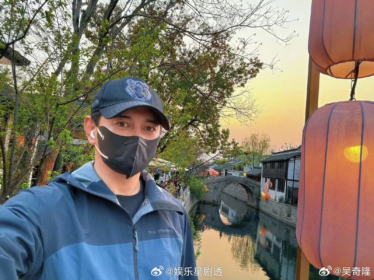吴奇隆全副武装坐地铁谁懂在地铁偶遇明星的惊喜！吴奇隆低调出行，一身休闲装加严严实