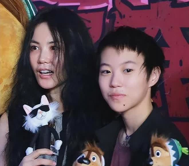 对比一下王菲女儿窦靖童，你就会发现沈佳润能在韩国出道，不是因为她爸是小沈