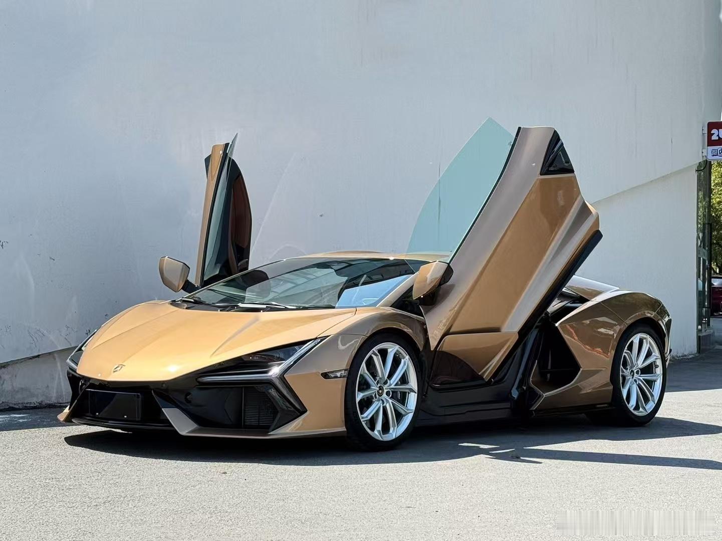 作为旗舰车型Aventador的继任者，搭载V-12发动机的插电式混合动