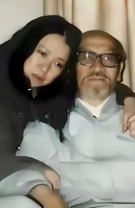 1990年，三毛跑到新疆和76岁的王洛宾同居。然而，王洛宾竟然说：“可以