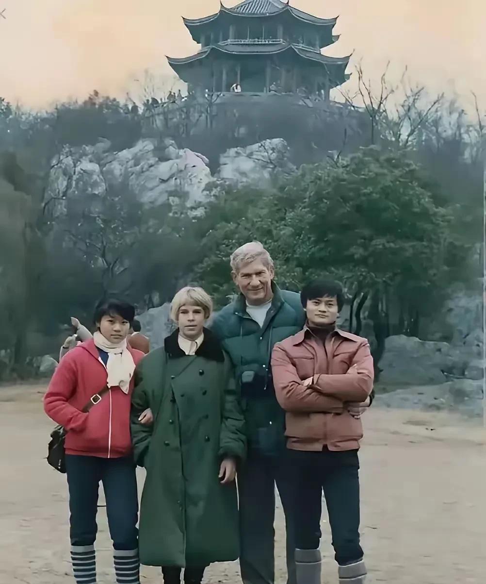 这是1985年在西湖边，马云与妹妹马雪与外国游客的合影照。当时马云才二十岁出头