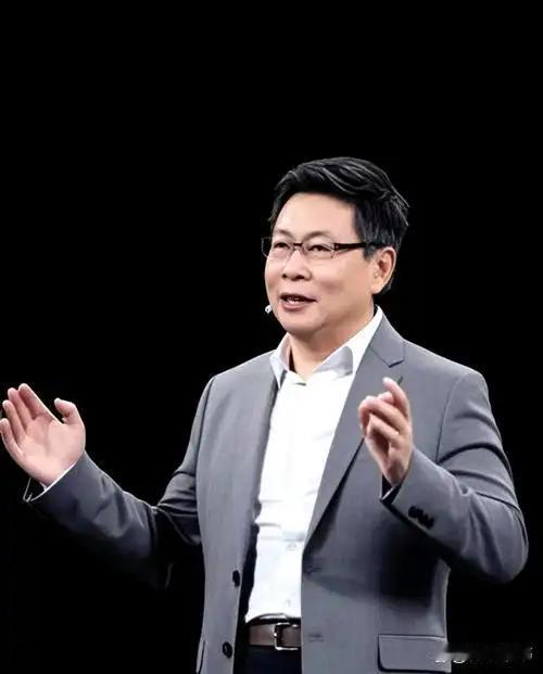 现在一堆人拿着发布会前的短视频，揪着余承东被一群人围着、前后簇拥的片段反复嘲讽，