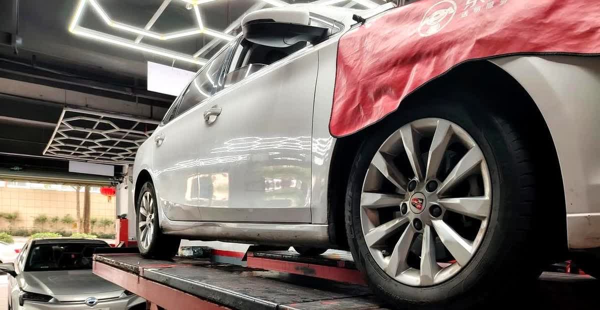 家对面有个X东养车。正好车也到了该保养的时候了，就打算去那儿做保养。在平