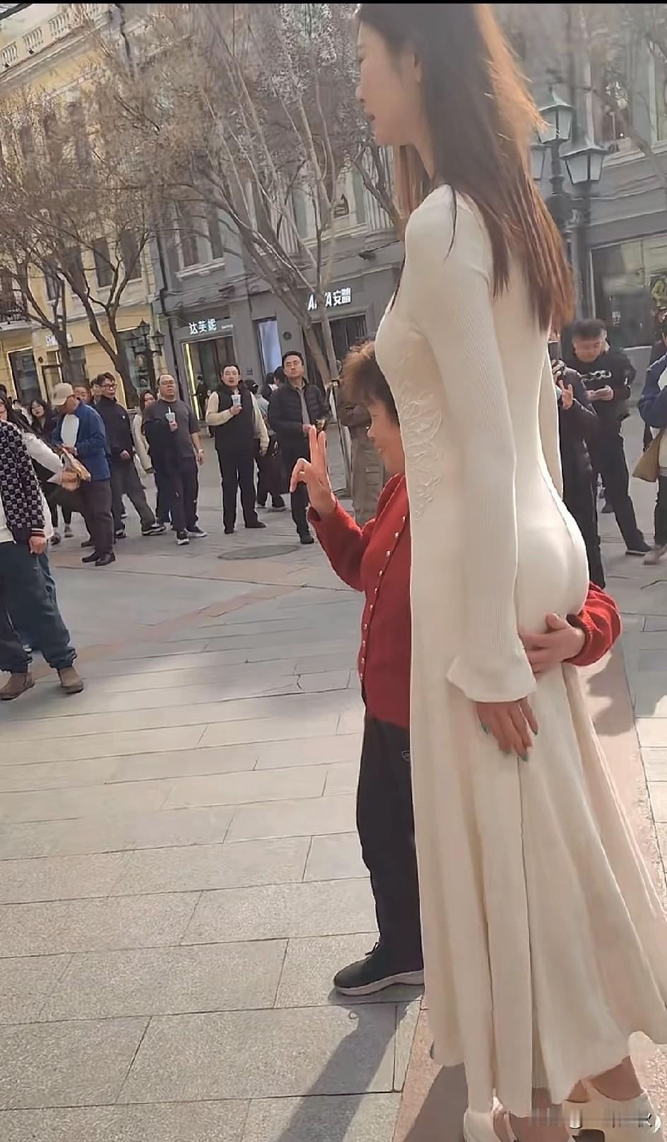 🙀🙀🙀！巨人美女，这身高，身材，颜值皆爆表，目测两米多，如果打篮球又是一