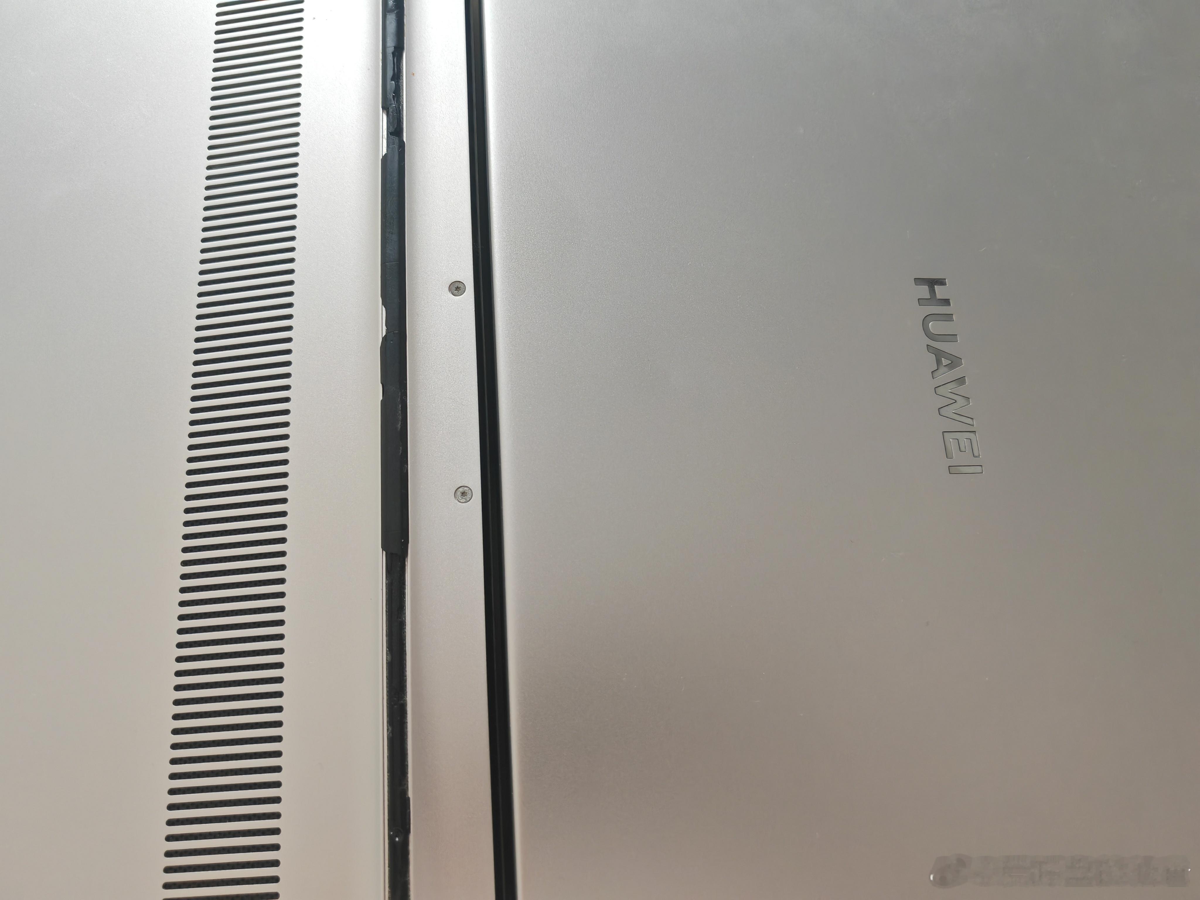 华为这个电脑，把塑料都烫掉了渣了，