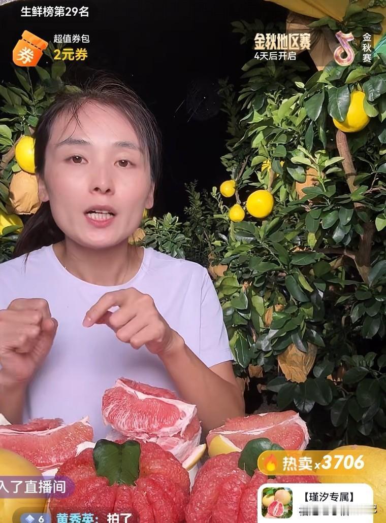 瑾汐真是太拼了！都卖了一天柚子了，还没有休息，妈妈还一直陪着她。看得出瑾汐现