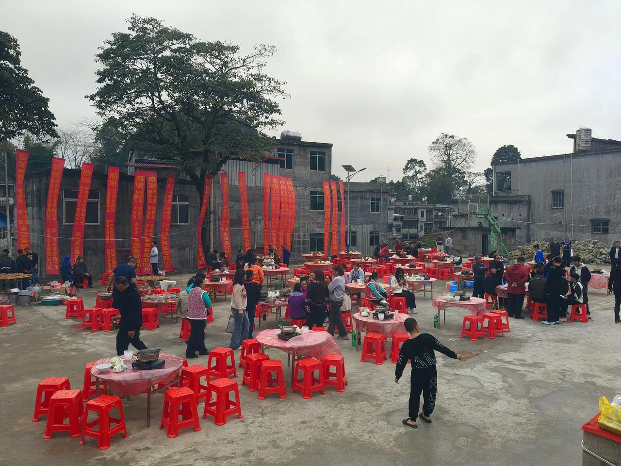 每一个从农村走出去的孩子，其实内心深处都会有一个愿望！等以后在外面赚到钱，有出息