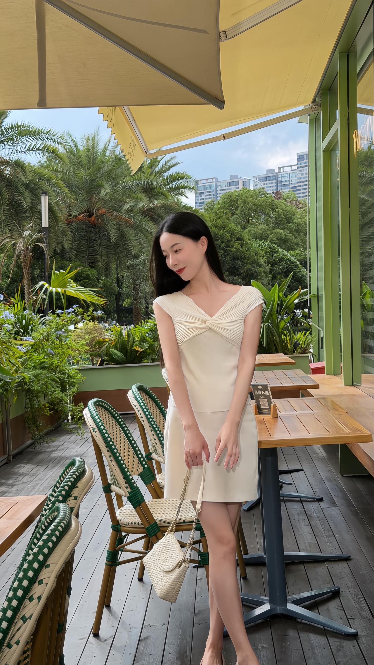 有气质的女人给人什么感觉简约扭结白裙自带柔和质感，落地暖光、中古家具与窗边绿植相
