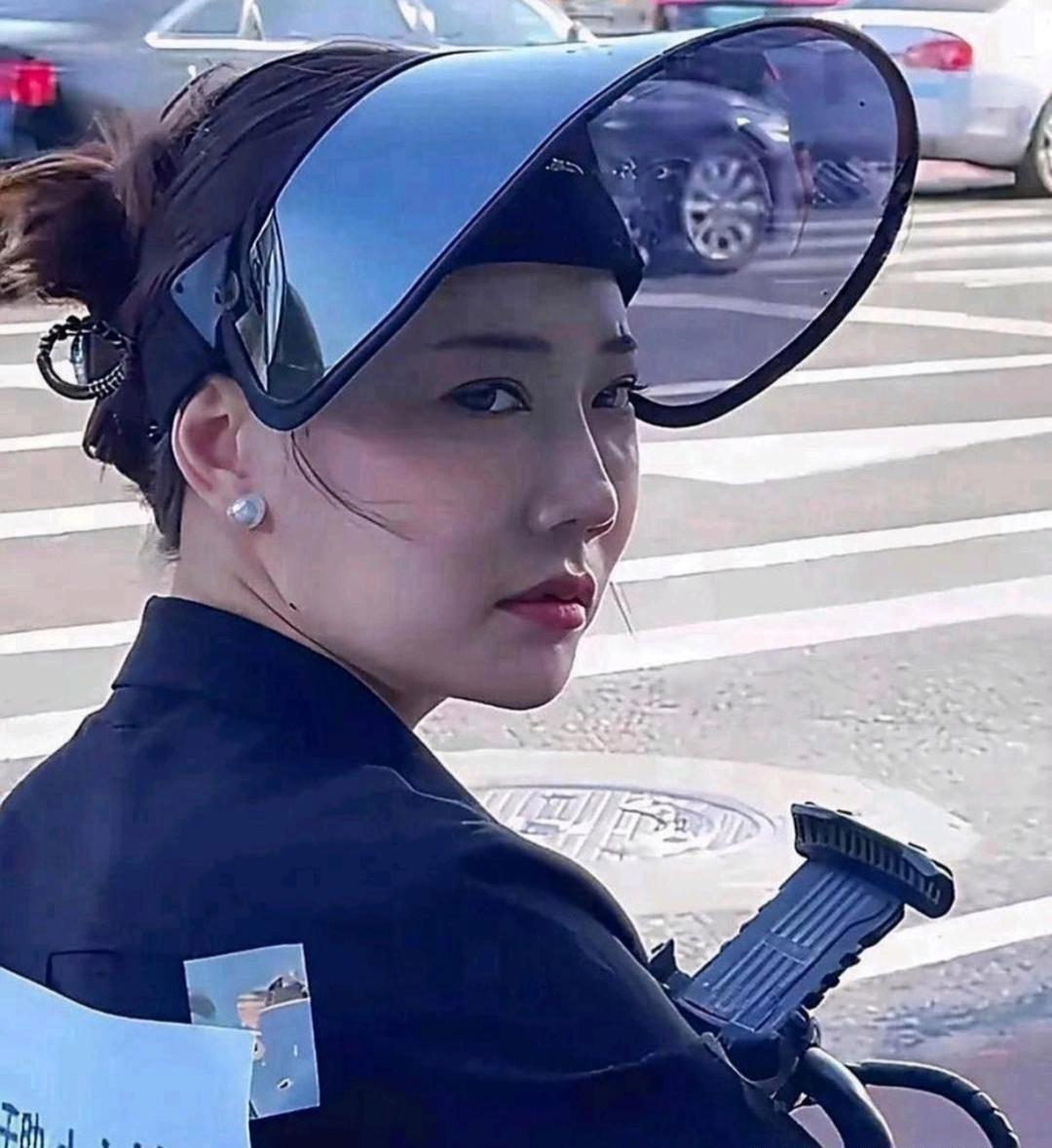 刚开始我可不信！但瞅见她眼神，我信
