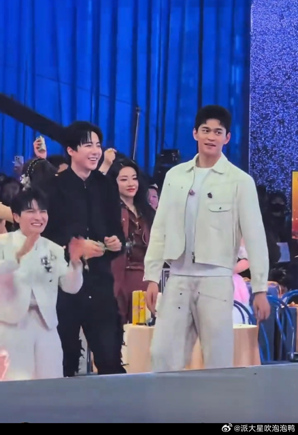 周深哪来的勇气出现在刘宇宁和孙杨这两个巨人身边的，让他可爱死了，如果不是他不停的