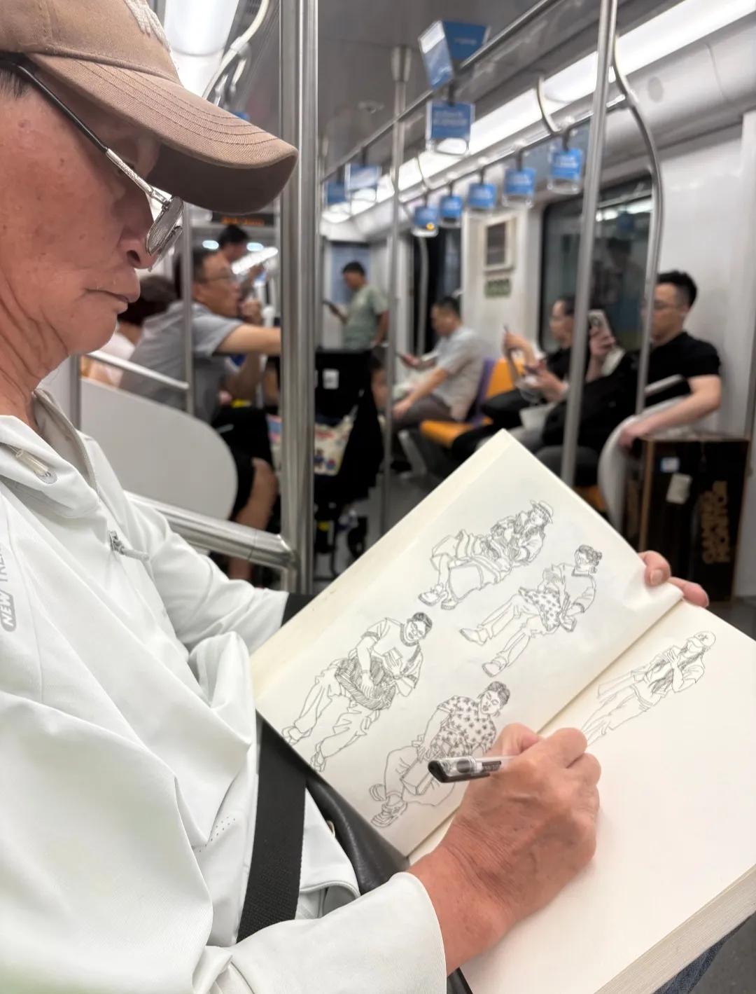 地铁偶遇一位画画的大爷，真牛啊！画了大半本了，乍一看，原来大家在地铁上都是一个