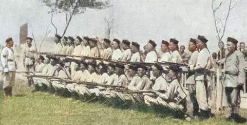 辛亥革命前，福州将军朴寿出行，百名旗兵护卫，他害怕极了。那年头，局势动荡