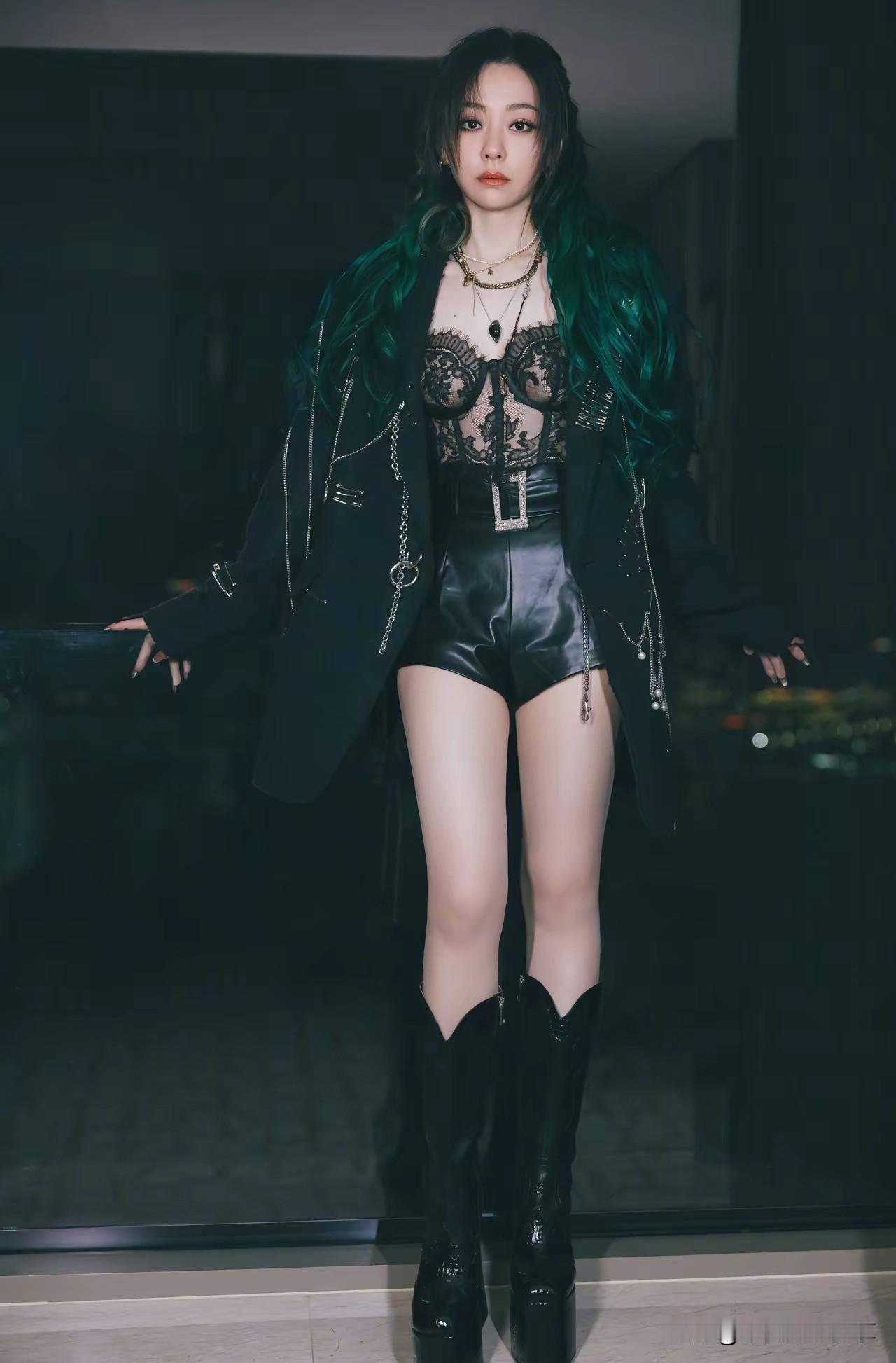 张靓颖什么样的穿搭可以成为气质女神?