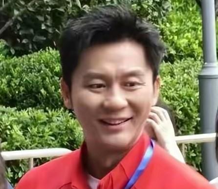 李晨不跑不跳了，但还在。《奔跑吧》第九季，他不再冲在最前面，镜头少了，体力跟