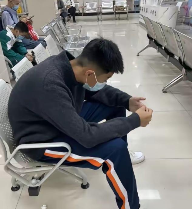 一个14岁的男孩，单亲爸爸突然晕倒要住院，他给亲戚打电话借钱，都说手头紧，走投无