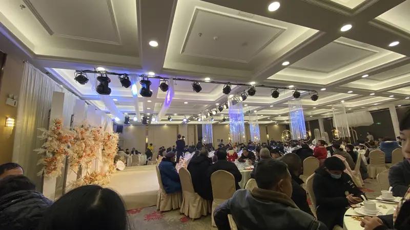 “现在学校人际关系都比较冷淡了，以前年轻老师结婚，基本上都会请全校老师参加婚宴。