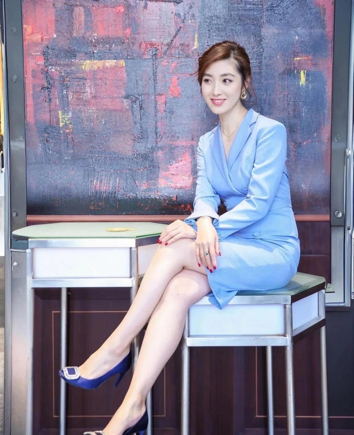 东方卫视最端庄大气的主持人，没有之一。长相甜美干净，气质温婉大方，身材高挑，