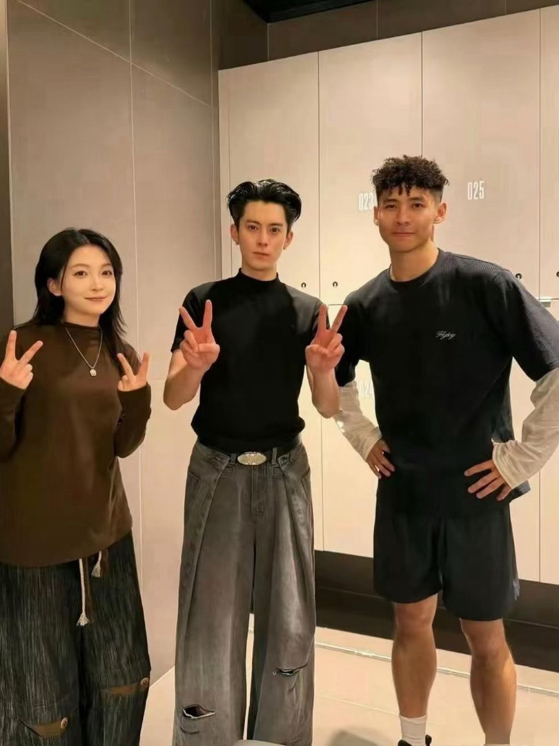 王鹤棣跟素人一合照，对比太明显了。那脸小得啊，直接比旁边的人小一圈，身材比例也夸