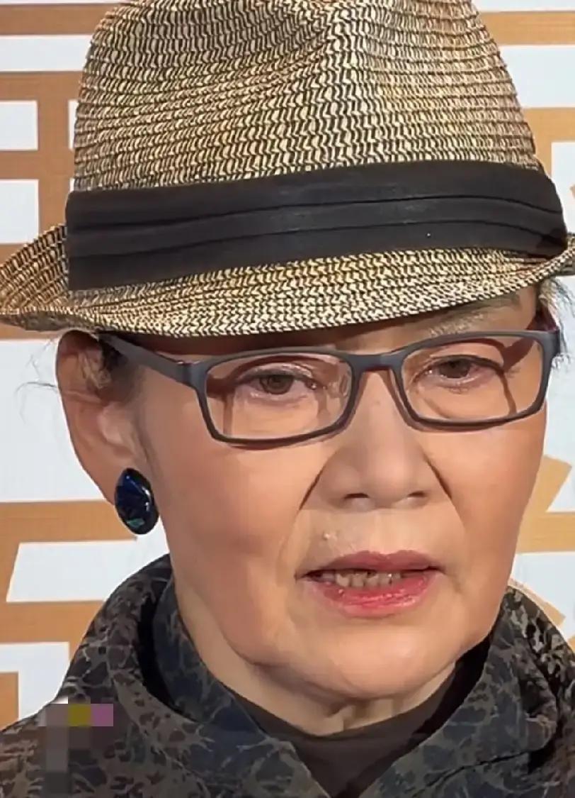 71岁潘虹穿藏青新中式长裙配礼帽走上电影节红毯，背板灯一打，全场镜头全冲她去了。