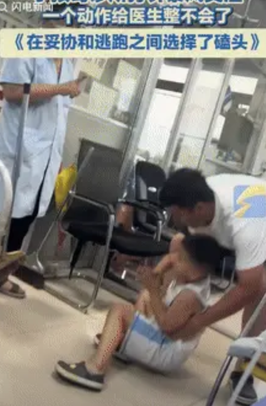 “小小年纪就懂曲线救国！”辽宁沈阳，一大哥带儿子去诊所看病，小孩哥得知医生要给他