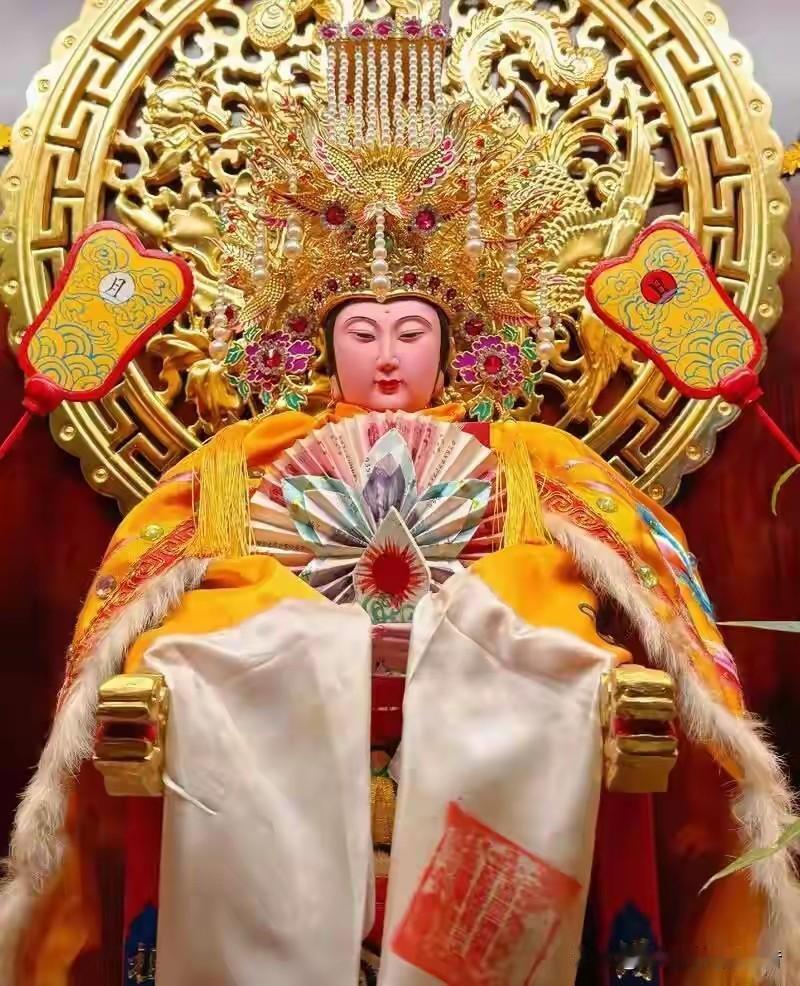 一个死了上千年的渔村姑娘，如今全球三亿人在拜她。道士说她归天庭管，和尚说她跟观音