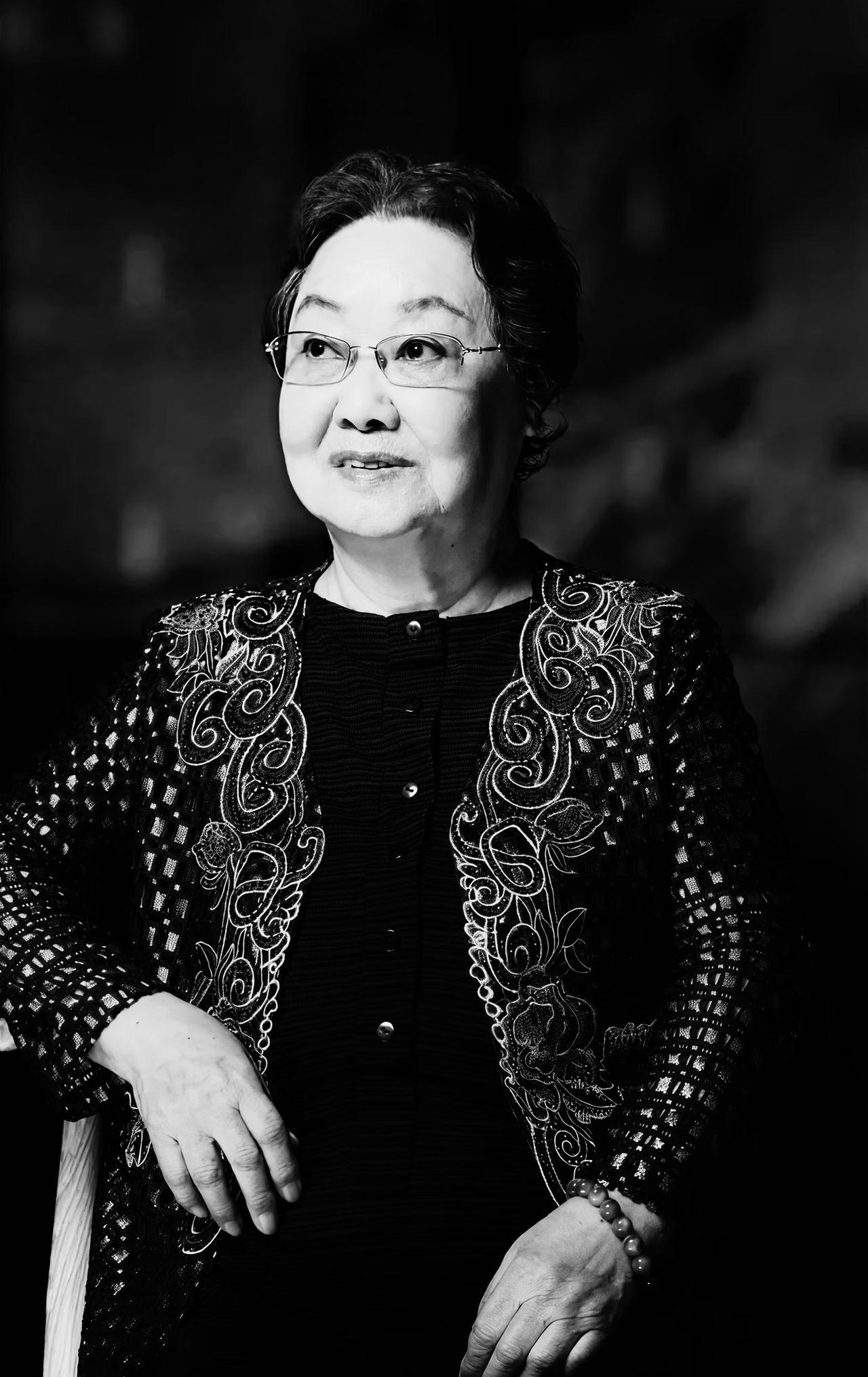 差距太大了，一目了然。郭兰英老师这一走，把当下某些所谓歌手的遮羞布，一把