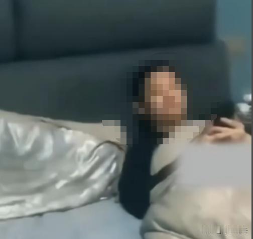 浙江宁波，女子怀疑丈夫外面有其他女人，开始熬夜蹲守，盯着丈夫不让他乱来，有时熬到