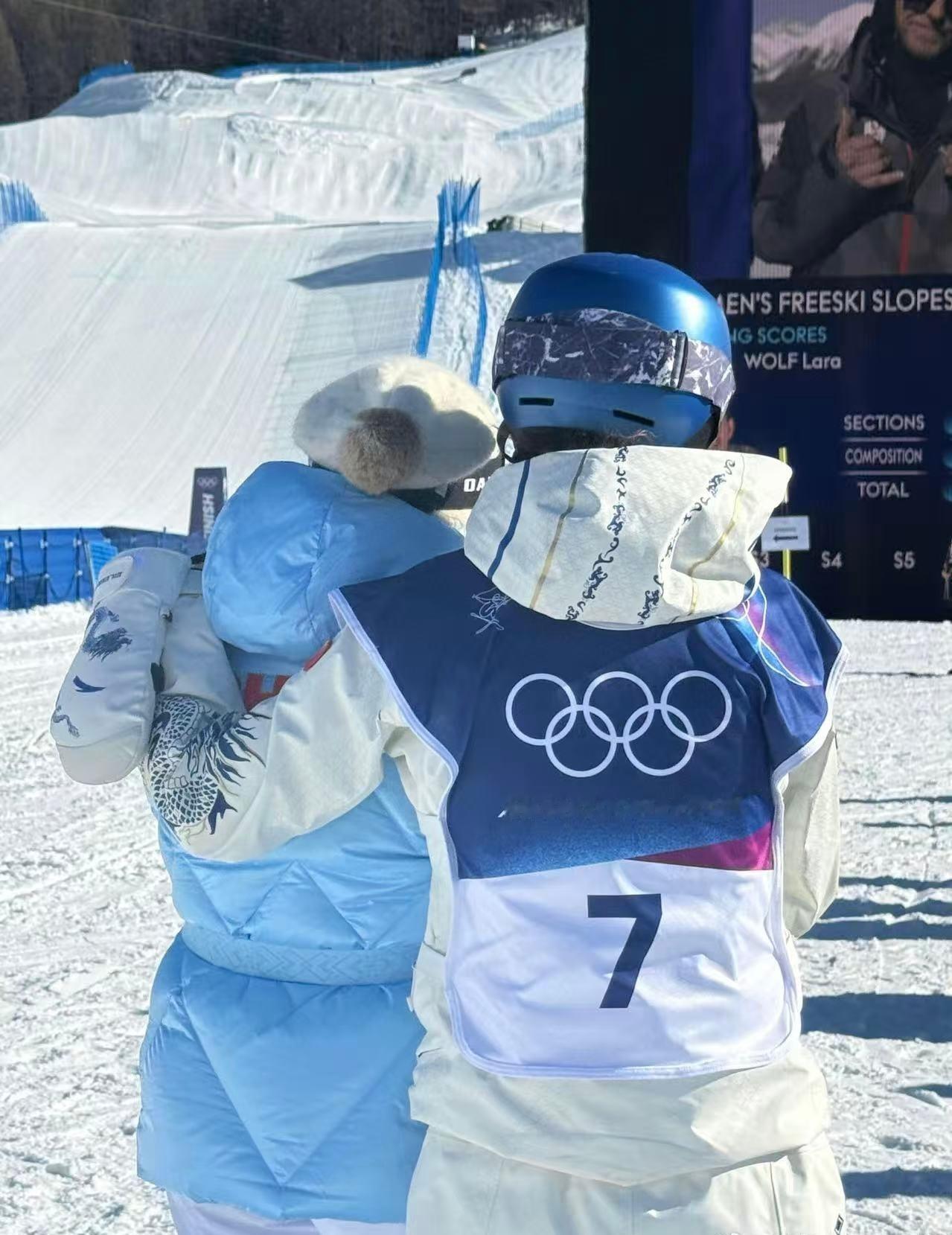 谷爱凌转身就有妈妈在场边转身，妈妈就在。不需要言语，不需要镜头，她永远在终点