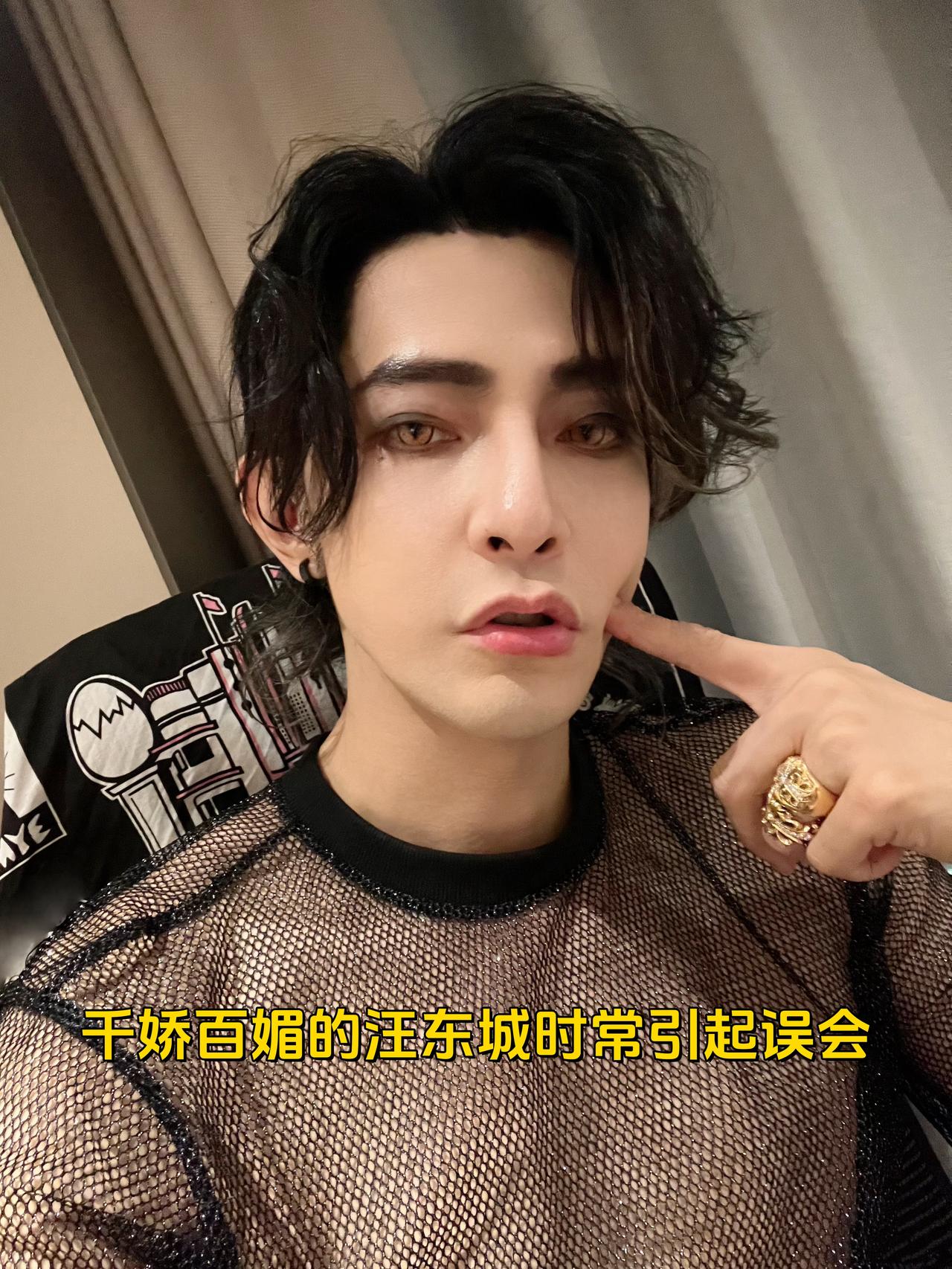 太无奈！44岁的汪东城因为以往的绯闻多次强调“包直的”！汪东城这辈子永远都撇不