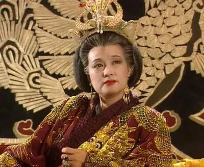 684年，武则天派人让儿子李贤icon自尽，李贤悲愤欲绝说：“我已废为庶民，母亲