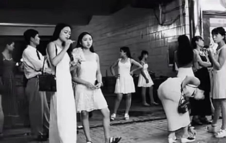 90年代深圳六魔女案：她们站在路边笑一笑，17个司机便再也没回家