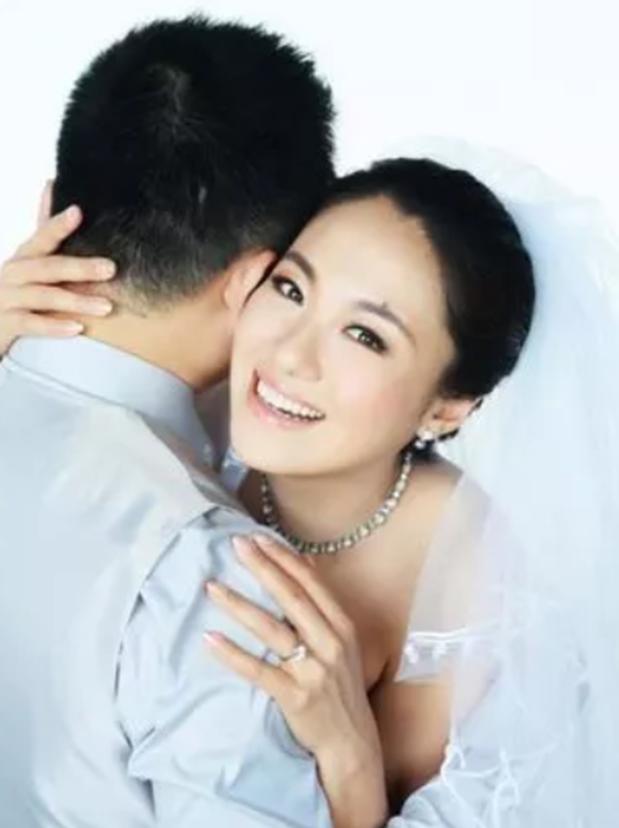 2010年，沈傲君怀孕6个多月时，外交官老公出差了，一天晚上有人敲门，她开门，是