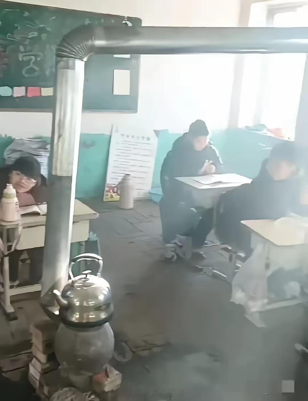 辽宁某地，冬天村里的小学。不懂就问，这种炉子早上谁帮烧啊？