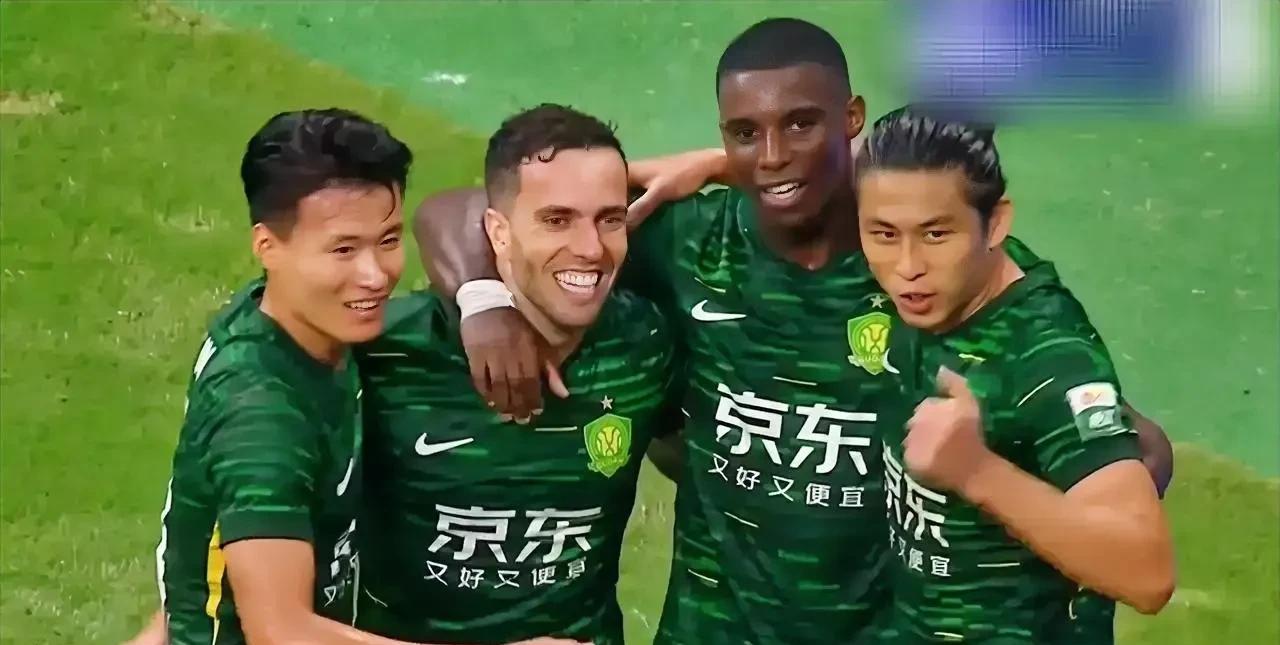 北京国安4-0击败武汉三镇，球员和球迷都乐够呛！尤其是主场的球迷干脆就玩起了人浪