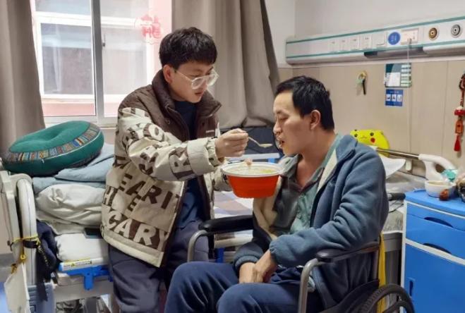 2023年，陕西一小伙得知好友病危，连夜坐了十几个小时火车，跨越900公里赶到河