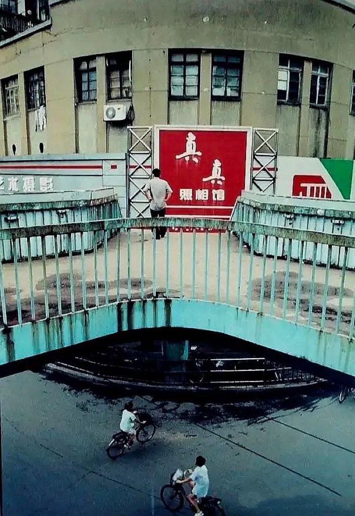 一组南昌过街天桥老照片。天桥建于1985年，2001年拆除，老照片是2000年
