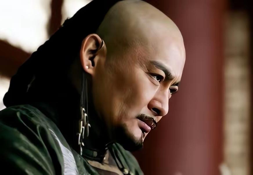 1608年，努尔哈赤将14岁的女儿穆库什，嫁给了政敌布占泰。怀孕的穆库什被扒光衣