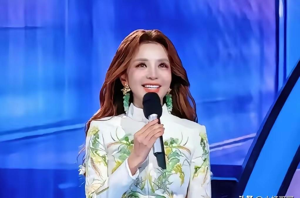 你知道吗，现在主持人看提词器的次数，可能正在决定他的职业生涯。上周央视主持人大