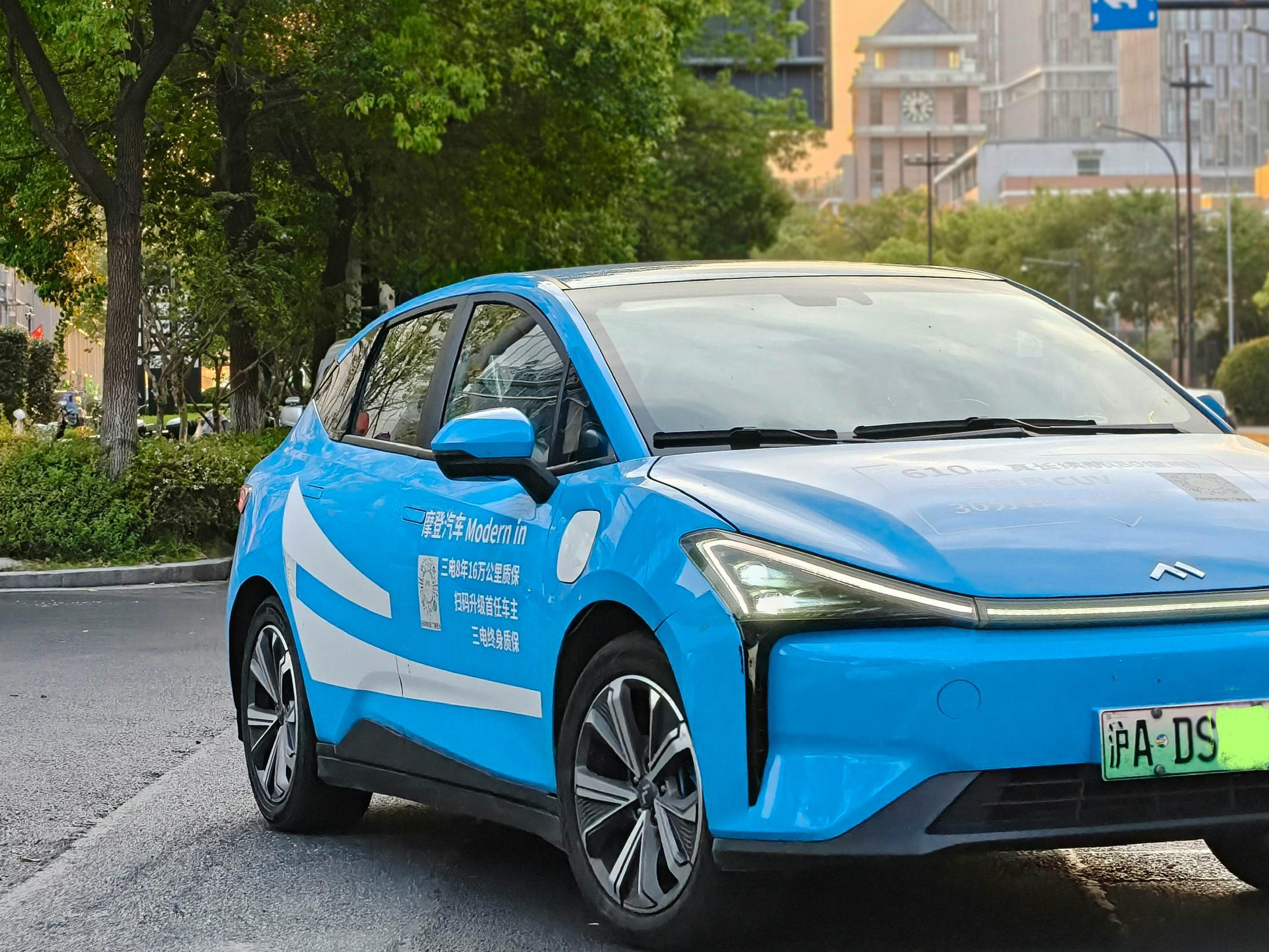 我感觉这应该是国内知名度最低的新能源车品牌了，叫“摩登汽车”，只做B端网约车。之