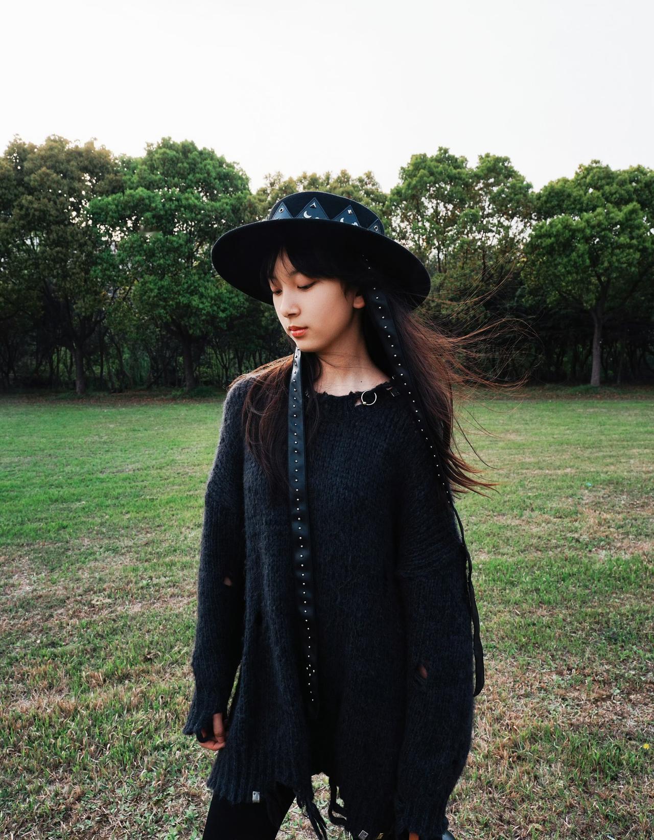 森林里的小魔女，提着灯去赴一场与暮色的约。别害怕，我只是一个会迷路的森林魔法师。