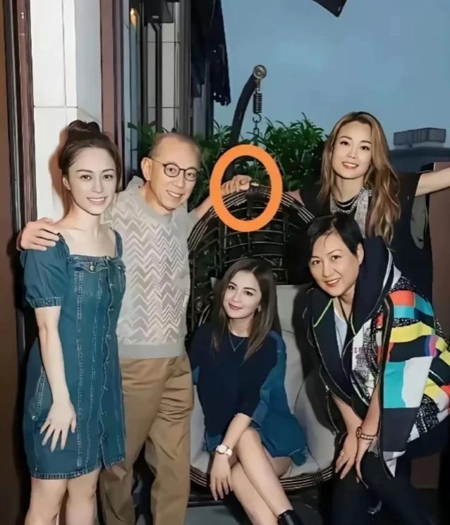 杨受成这老板当得直接把保镖的活儿也包了82岁大佬给44岁天后当人形扶手，图