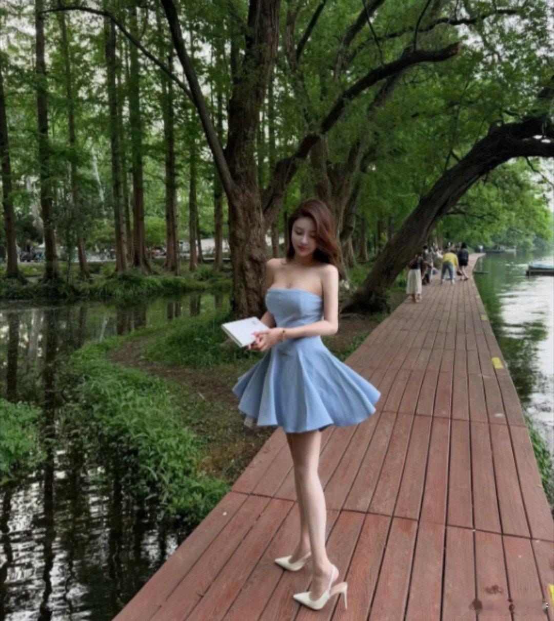 西湖美景，三月天；春雨如酒，柳如烟​​​