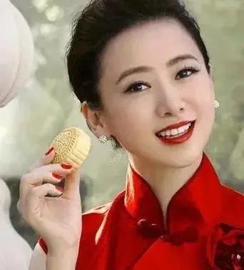 主持人跟翁虹讲，张颂文在节目中感谢你，就是因为一张机票，其实也算是支持他的梦想。