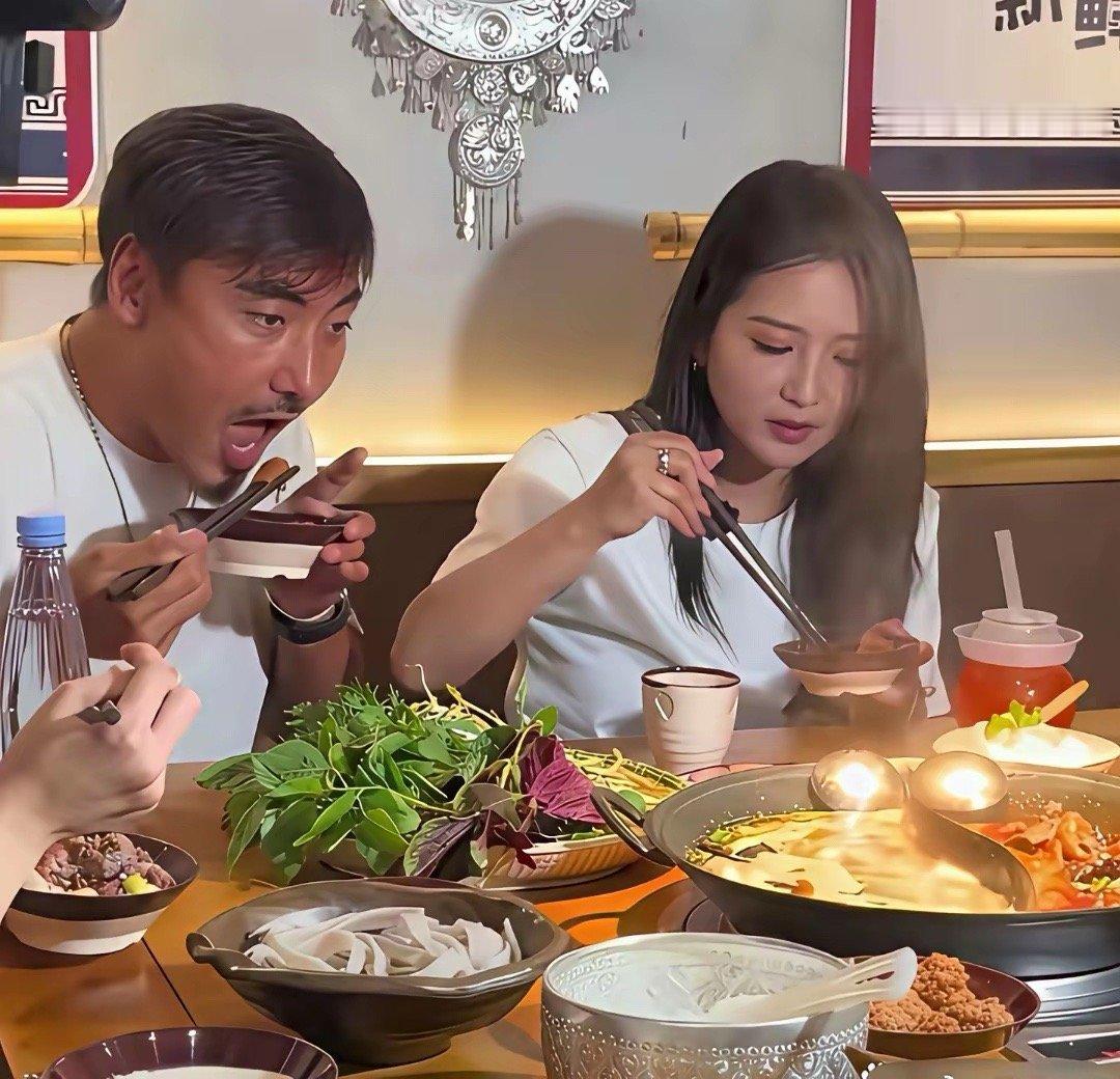 何洁和二婚老公刁磊吃饭被拍。