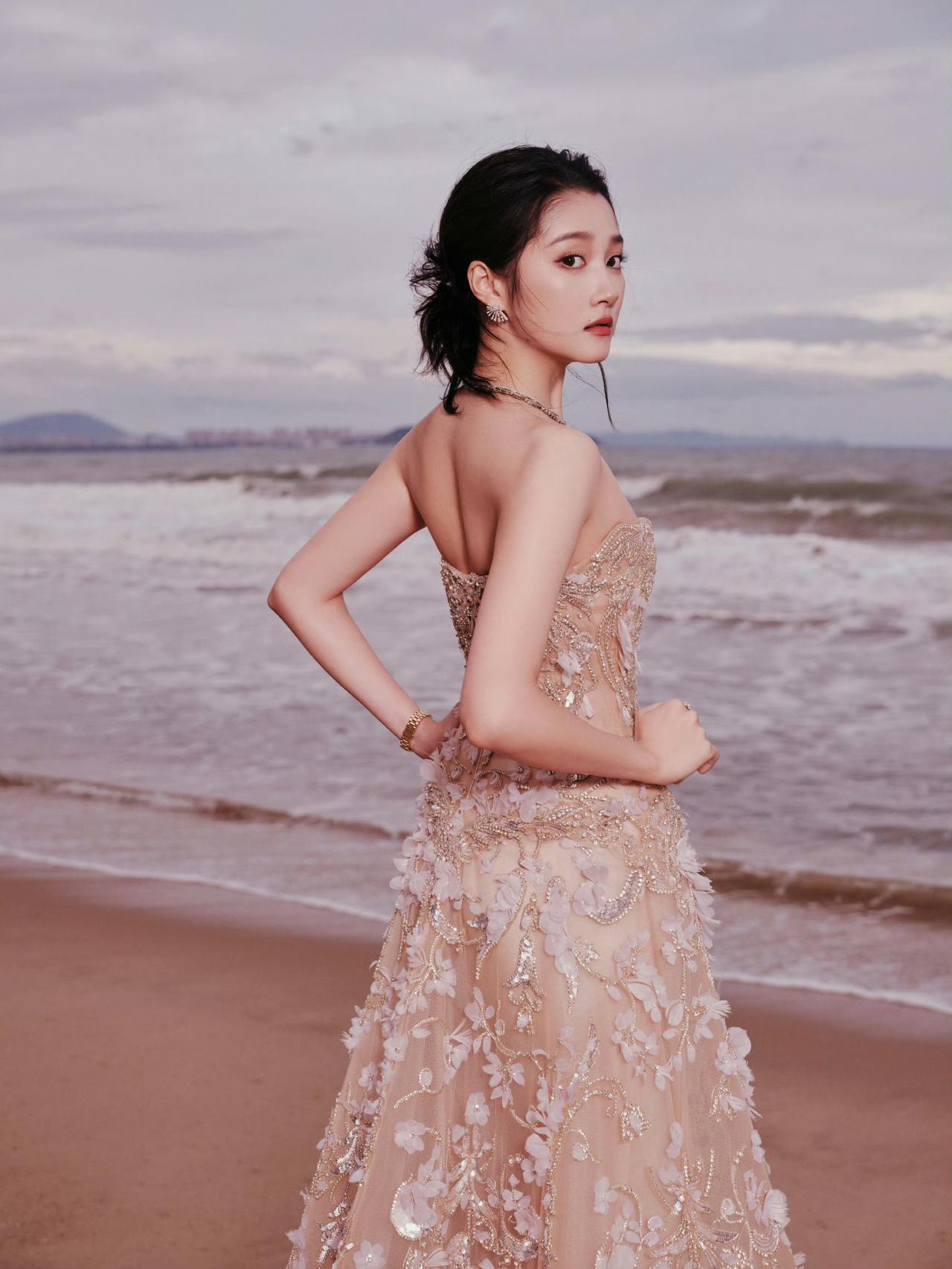 关晓彤是换造型师了吗？她的衣服终于正常了一次！还挺好看！之前的红毯礼服真是惨