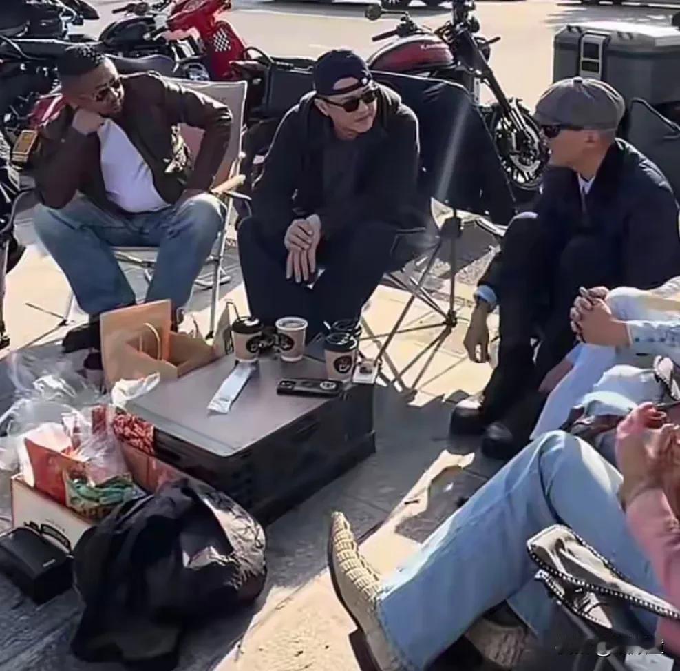 过年期间在大理偶遇李亚鹏，他的众多朋友中，一看就看到大冰。李亚鹏与大冰都曾是娱